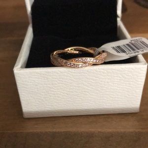 Pandora Sparkling Twisted Lines Ring